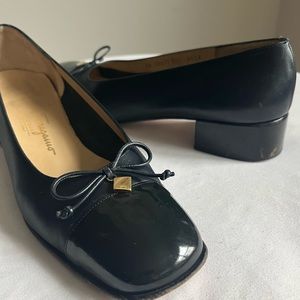 🎉 Sale 🎉 Ferragamo black coated leather loafers with small bow and charm